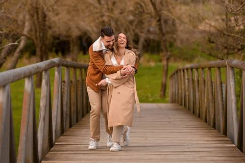 casal abraçado a cainhar - sessão fotográfica de dia dos namorados na natureza'