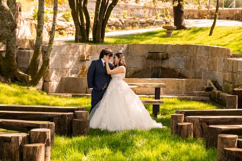 Retrato de casal a olhar um para o outro com a roupa do seu casamento.'