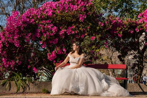 Fotografia de noiva sentada num banco'
