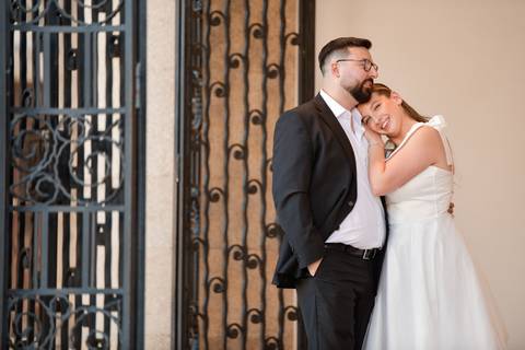 mulher encostada ao peito do noivo - sessão fotográfica de pré-wedding no porto'