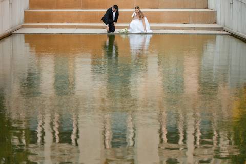casal a ver o seu reflexo na água - sessão fotográfica de pré-wedding'