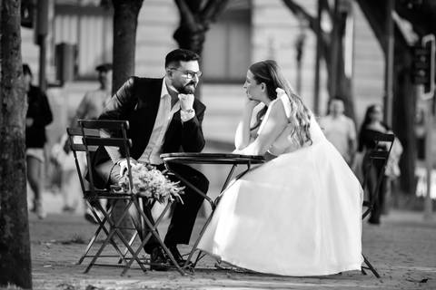 noivos sentados a olhar um para o outro - sessão fotográfica de pré-wedding'