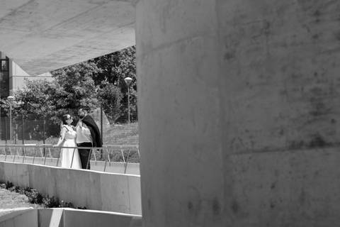 fotografia a preto e branco de casal  abraçado a olhar um para o outro sessão fotográfica de pré-wedding no porto'