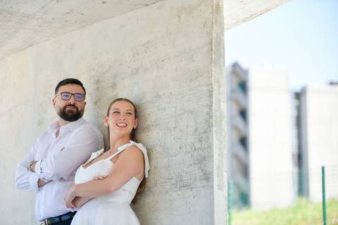 casal encostado a uma parede - sessão fotográfica de pré-wedding no Porto'