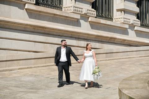 casal a caminhar de mãos dadas em frente à Câmara do Porto - Sessão fotográfica de pré-wedding'