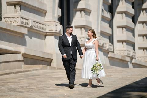 casal a caminhar e a olhar um para o outro - sessão fotográfica de pré-wedding no porto'