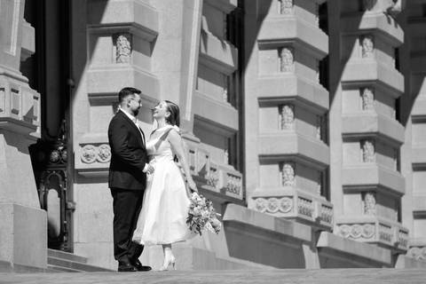 fotografia a preto e branco de casal abraçado - sessão fotográfica de pré-wedding no porto'