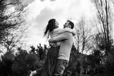 Fotografia a preto e branco de casal abraçado'