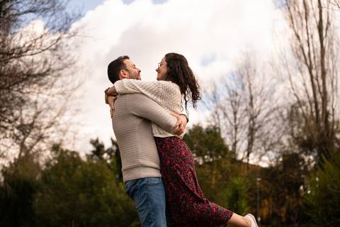 namorados abraçados a rodopiar - sessão fotográfica de dia dos namorados'
