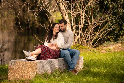 casal abraçado sentado num banco - sessão fotográfica de dia dos namorados'