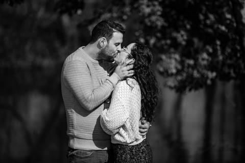 fotografia a preto e branco de casal a beijar-se - sessão fotográfica de dia dos namorados'