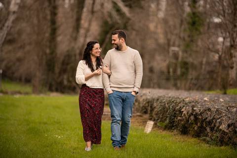casal abraçado a caminhar - sessão fotográfica de dia dos namorados'