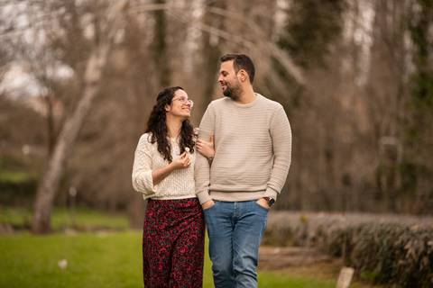 retrato de casal a andar abraçado'