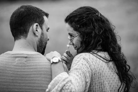 casal namorada a olhar para o namorado e a cheirar uma flor - sessão fotográfica de dia dos namorados'