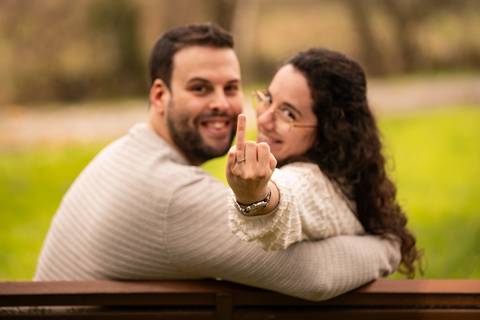 Fotografia de casal a mostrar o anel de noivado'