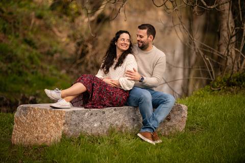 fotografia de casal sentado no jardim'