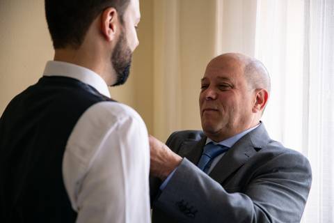 pai a colocar a gravata do noivo - retrato do noivo com o pai no casamento'