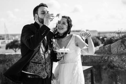 noivos a brindar - fotografia de casamento a preto e branco'