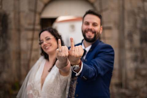 casal a mostrar as alianças - fotografia de casamento'