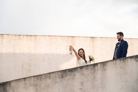 noiva a mostrar os sapatos - fotografia de casamento no porto'
