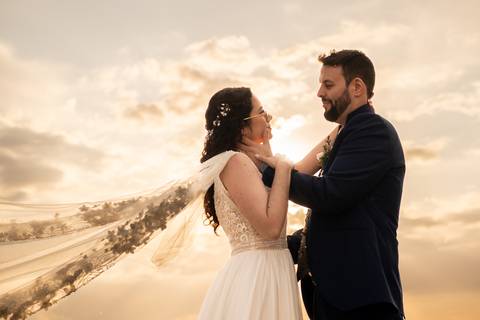 retrato de noivos a olhar um para o outro - fotografia de casamento ao pôr do sol no porto'
