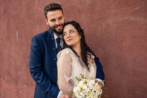 retrato de casal abraçado - fotografia de casamento no porto'