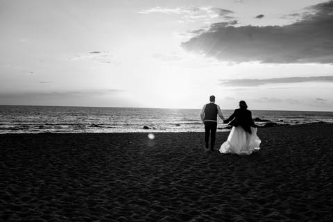 retrato de casal a correr na praia - fotografia de casamento'