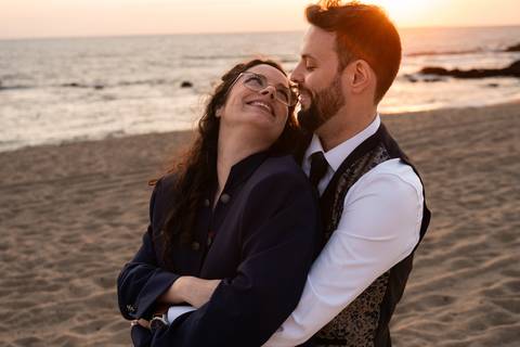 retrato de casal abraçado na praia - fotografia de casamento'