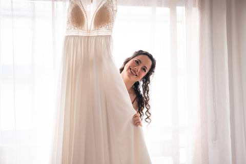 fotografia da noiva a mostrar o vestido de casamento'