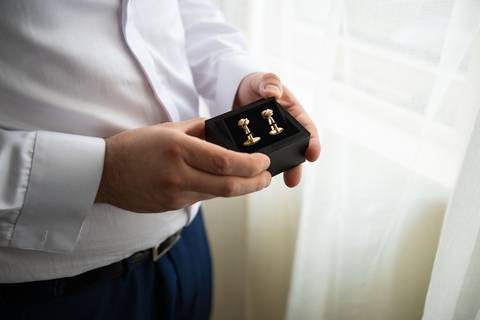 botões de punho do noivo - fotografia de pormenores de casamento '