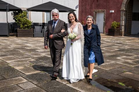 retrato de noiva a caminhar com os pais - fotografia de casamento'