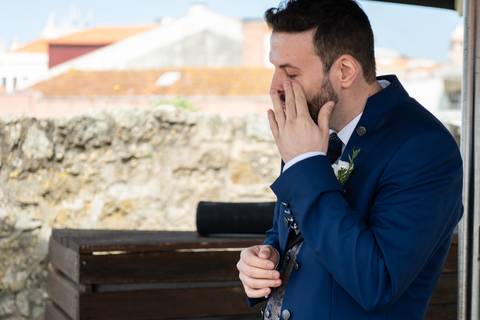 noivo a limpar uma lágrima - fotografia de casamento emocional'