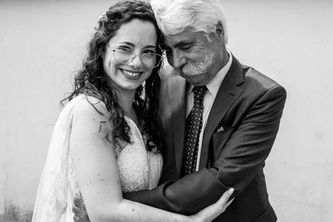 retrato de noiva a abraçar o pai - fotografia de casamento'