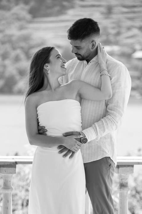 fotografia a preto e branco de casal abraçado - sessão fotográfica no Douro'