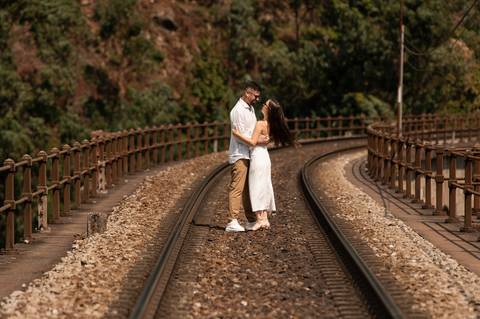 casal abraçado numa ponte - fotografia de casal'