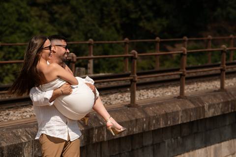 fotografia de rapaz com namorada nos braços'