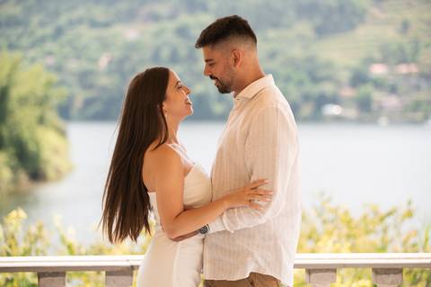 sessão fotográfica no douro - fotografia de casal a olhar um para o outro'