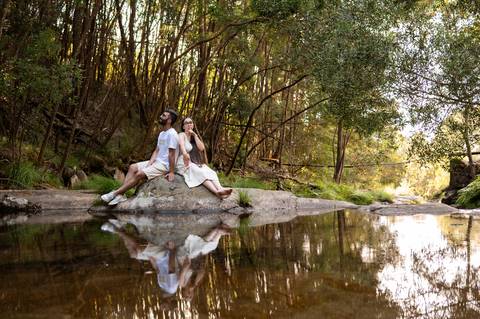 fotografia de casal sentado junto a um lago - sessão de pré wedding'