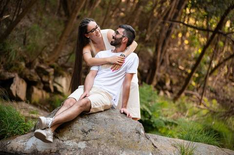 sessão fotográfica de pré wedding - casal abraçado na natureza'