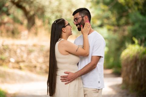 sessão fotográfica de pré wedding na natureza - casal a olhar um para o outro'