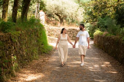 sessão fotográfica de pré wedding na natureza - casal de mão dada a caminhar'