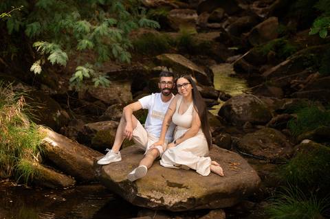 foto de casal sentado a olhar para a câmara - sessão fotográfica de pré wedding'