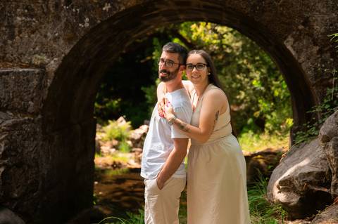 fotografia de casal abraçado - sessão fotográfica de pré wedding na natureza'
