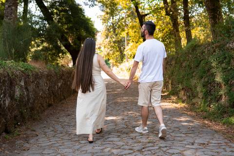casal de mão dada a caminhar na natureza - fotografia de pré wedding'