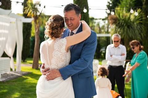 noivos a dançar abraçados'