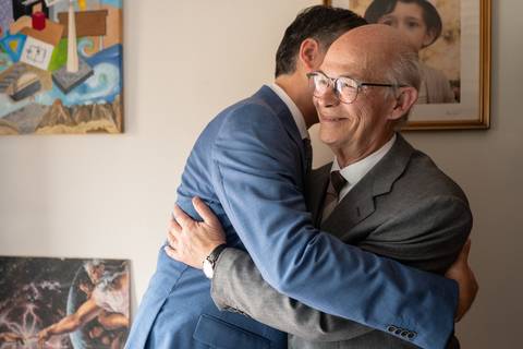 fotografia de casamento - noivo a abraçar o pai'