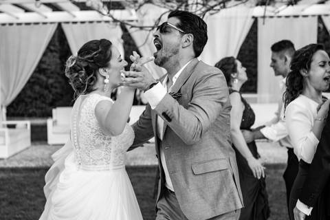 Fotografia a preto e branco de noiva a dançar - Quinta de Prata, Porto'