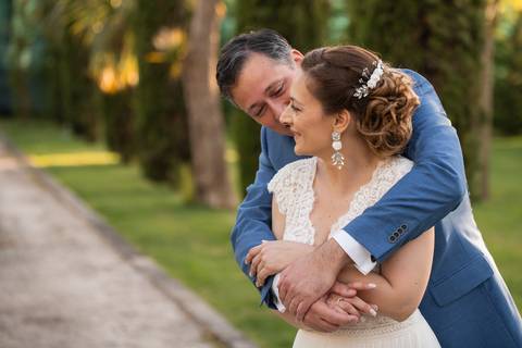 Sessão fotográfica - noivos abraçados no casamento - Quinta de Prata, Porto'