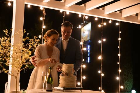Noivos a cortar o bolo de casamento - fotografia Quinta de Prata, Porto'