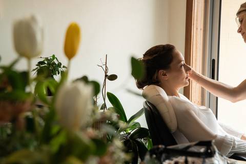 noiva a ser maquilhada - fotografia de casamento em Ermesinde, Porto'